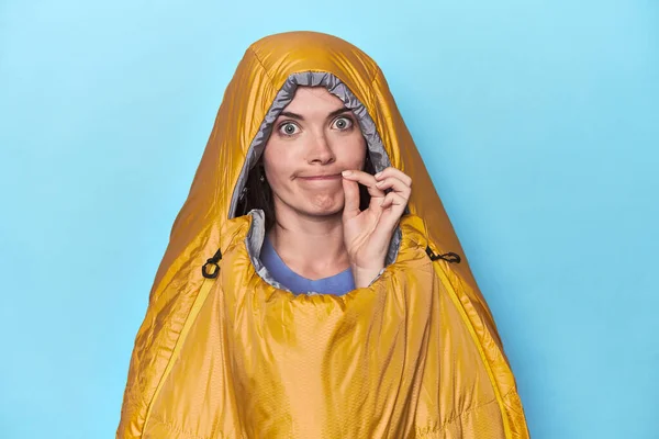 Femme Dans Sac Couchage Sur Fond Bleu Avec Les Doigts — Photo