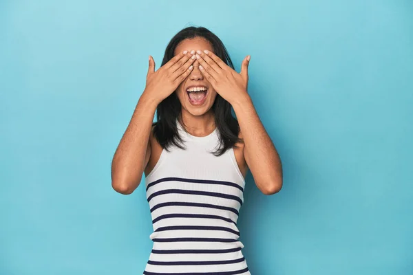 Filipina Młoda Kobieta Niebieskim Studio Zakrywa Oczy Rękami Uśmiecha Się — Zdjęcie stockowe