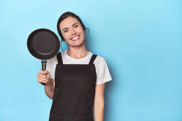 Woman Apron Pan Blue Background Happy Smiling Cheerful — Stock Photo, Image