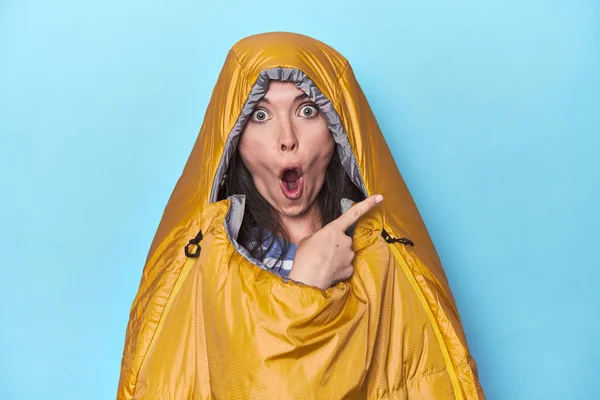 Femme Dans Sac Couchage Sur Fond Bleu Pointant Vers Côté — Photo