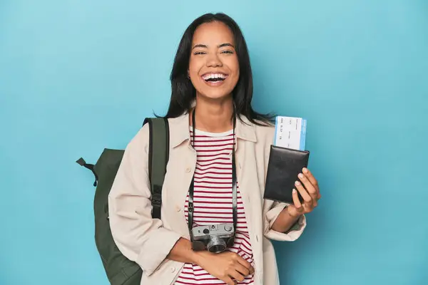 Filipina Aparatem Fotograficznym Bilety Plecak Niebieski Śmiech Zabawy — Zdjęcie stockowe