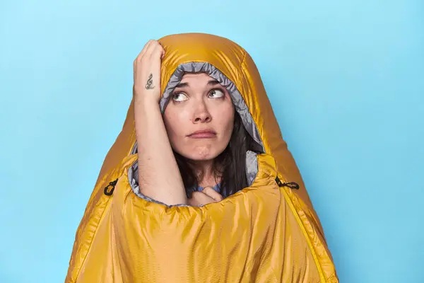 Femme Dans Sac Couchage Sur Fond Bleu Étant Choquée Elle — Photo