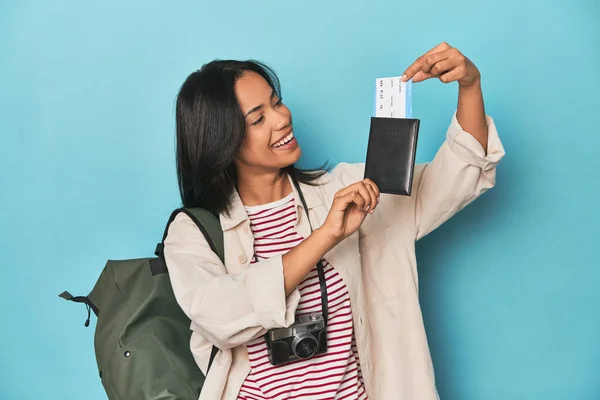 Filipina Podróżnik Wyświetla Bilet Lotniczy Aparatem Fotograficznym Plecakiem Niebiesko — Zdjęcie stockowe