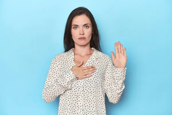 Young Caucasian Woman Blue Backdrop Taking Oath Putting Hand Chest — Stock Photo, Image