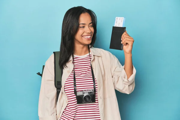菲律宾旅客带着照相机和蓝色背包展示机票 — 图库照片