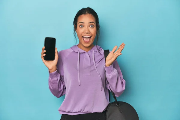 Filipina Ready Gym Phone Blue Receiving Pleasant Surprise Excited Raising — Stock Photo, Image