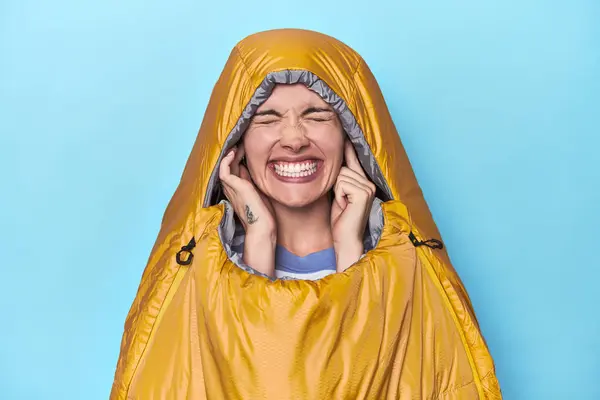 Femme Dans Sac Couchage Sur Fond Bleu Couvrant Les Oreilles — Photo