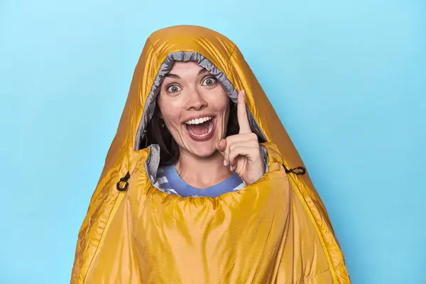 Femme Dans Sac Couchage Sur Fond Bleu Ayant Une Idée — Photo