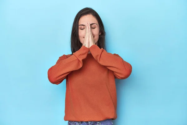 Jeune Femme Caucasienne Sur Fond Bleu Tenant Main Dans Prière — Photo
