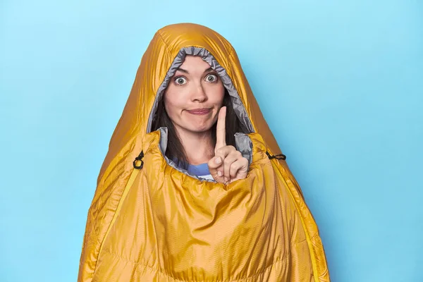 Femme Dans Sac Couchage Sur Fond Bleu Montrant Numéro Avec — Photo