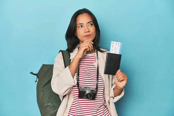 Filipina Aparatem Fotograficznym Bilety Plecak Niebiesko Patrząc Bokiem Wątpliwym Sceptycznym — Zdjęcie stockowe