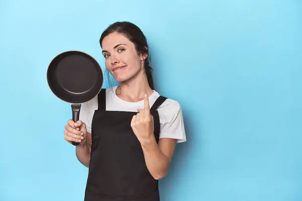 Woman Apron Pan Blue Background Pointing Finger You Inviting Come — Stock Photo, Image