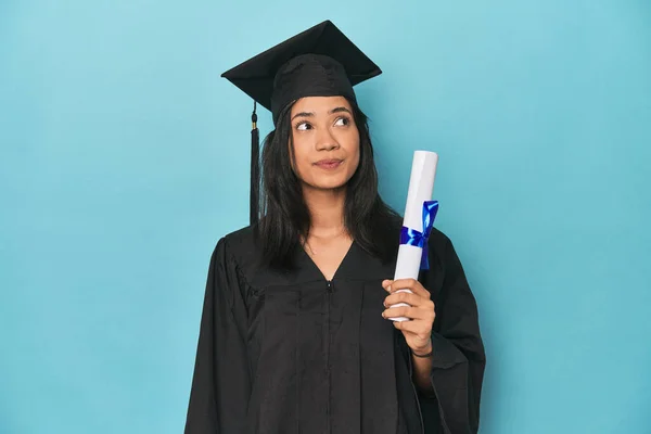 Filipina Graduate Diploma Blue Studio Dreaming Achieving Goals Purposes — Stock Photo, Image