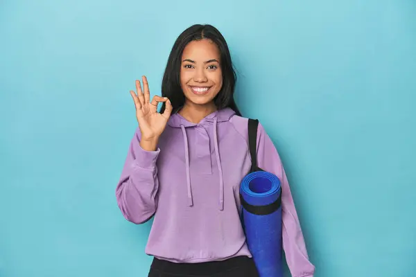 Filipina Athlete Yoga Mat Blue Cheerful Confident Showing Gesture — Stock Photo, Image