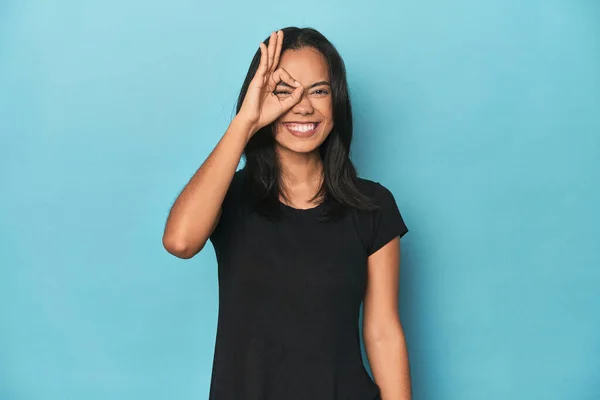 Filipina Young Woman Blue Studio Excited Keeping Gesture Eye — Stock Photo, Image