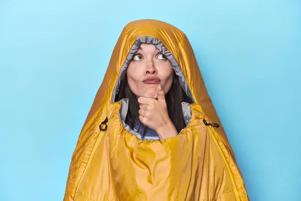Femme Dans Sac Couchage Sur Fond Bleu Regardant Latéralement Avec — Photo