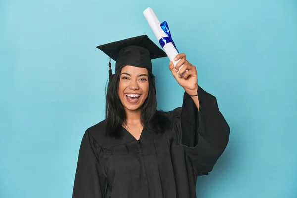 Mavi Stüdyoda Diploma Şapkayla Filipinli Mezuniyeti Kutluyoruz — Stok fotoğraf