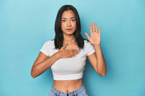 Filipina Ung Kvinna Blå Studio Tar Lägga Handen Bröstet — Stockfoto