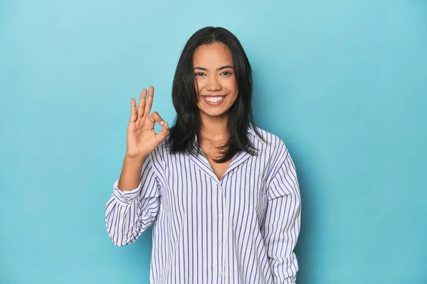 Filipina Young Woman Blue Studio Cheerful Confident Showing Gesture — Stock Photo, Image