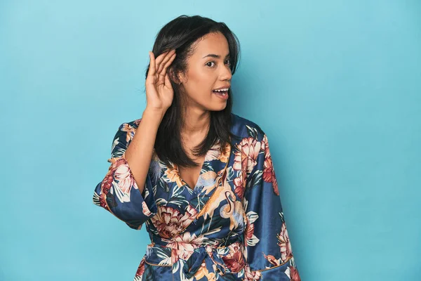 Filipína Květinovém Kimonu Modrém Studiu Snaží Poslouchat Klepy — Stock fotografie