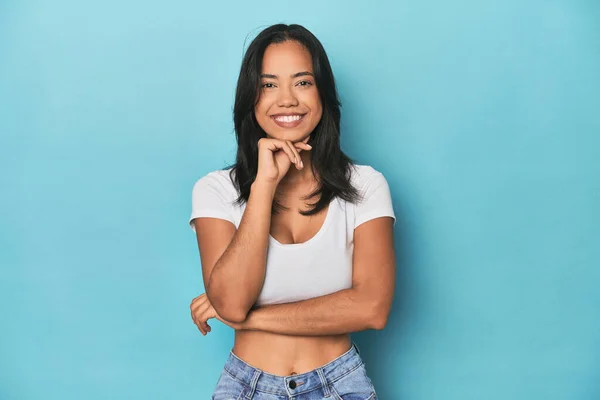 Filipina Joven Mujer Azul Estudio Sonriendo Feliz Seguro Tocando Barbilla —  Fotos de Stock