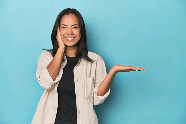 Filipina Young Woman Blue Studio Holds Copy Space Palm Keep — Stock Photo, Image