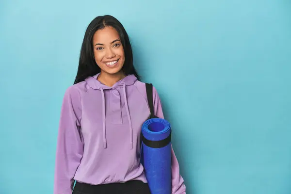 Philippinischer Athlet Mit Yogamatte Auf Blauem Grund Glücklich Lächelnd Und — Stockfoto