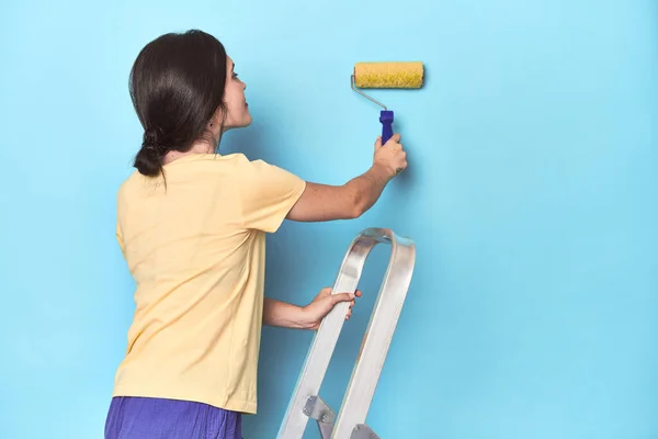 Жінка Малює Блакитну Стіну Сходів — стокове фото