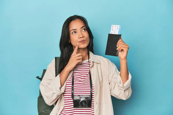 Filipina Traveler Displaying Flight Ticket Camera Backpack Blue — Stock Photo, Image