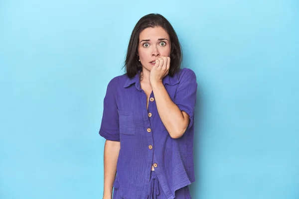 Jonge Blanke Vrouw Blauwe Achtergrond Bijtende Nagels Nerveus Zeer Angstig — Stockfoto