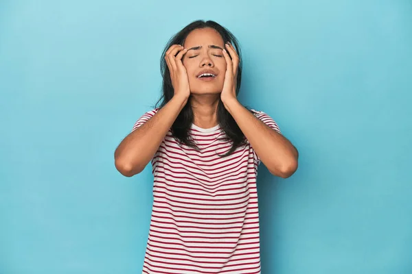 Filipina Young Woman Blue Studio Crying Unhappy Something Agony Confusion — Stock Photo, Image
