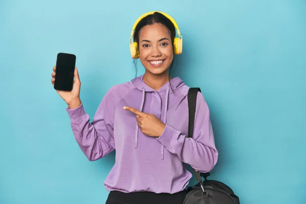 Filipinli Telefon Ekranı Mavi Arka Planda Kulaklıklarla — Stok fotoğraf
