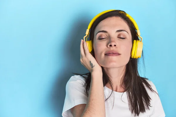 Jeune Femme Immergée Dans Musique Avec Écouteurs Sur Bleu — Photo
