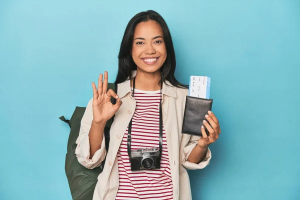 Filipina Aparatem Fotograficznym Bilety Plecak Niebieski Wesoły Pewny Siebie Pokazując — Zdjęcie stockowe