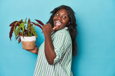 Kıvrımlı bahçıvan stüdyo noktalarında çiçek tutuyor, başparmak uzakta, gülüyor ve kaygısız..