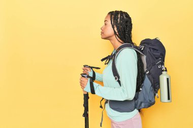 Sırt çantası ve sarı direkleri olan Endonezyalı yürüyüşçü