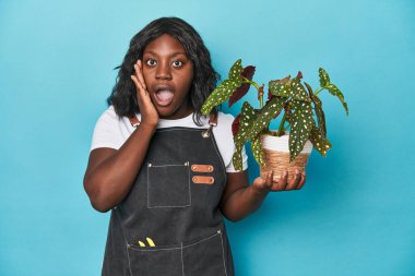 Stüdyoda elinde fabrika tutan kıvrımlı bahçıvan şaşırdı ve şok oldu..