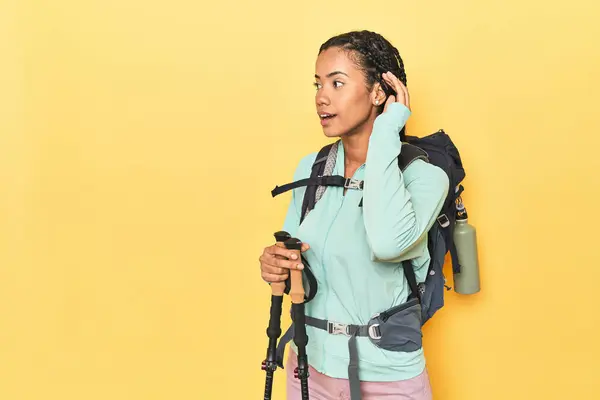 Indonesian Woman Hiking Gear Yellow Trying Listening Gossip — Stock Photo, Image
