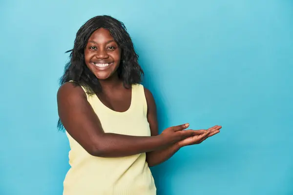 Jong Afrikaans Amerikaans Curvy Vrouw Houden Een Kopie Ruimte Een — Stockfoto