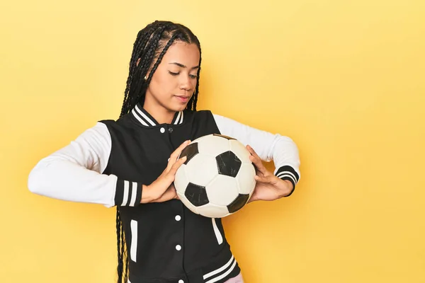 Молода Індонезійка Медаллю Футбольним Ячем Жовтому Студійному Фоні — стокове фото