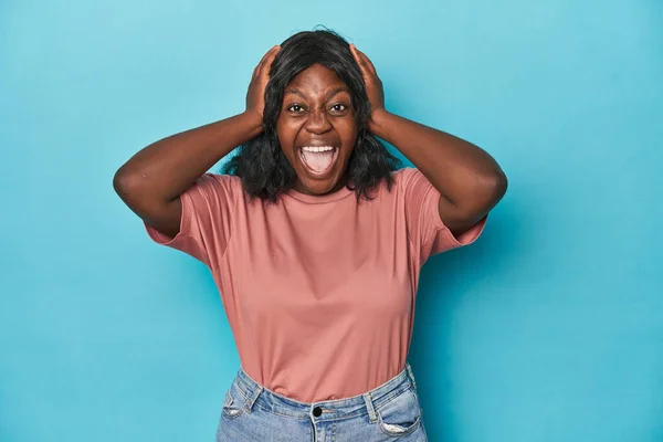 Mladý Africký Americký Curvy Žena Křičí Velmi Vzrušený Vášnivý Spokojen — Stock fotografie
