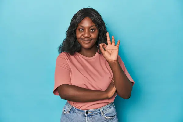 Genç Afro Amerikan Kıvrımlı Kadın Göz Kırptı Elleriyle Iyi Bir — Stok fotoğraf