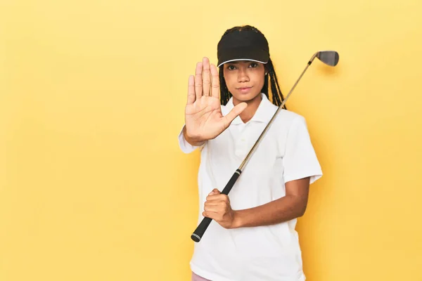 Індонезійський Жіночий Гольф Жовтому Тлі Стоїть Простягнутою Рукою Показує Знак — стокове фото