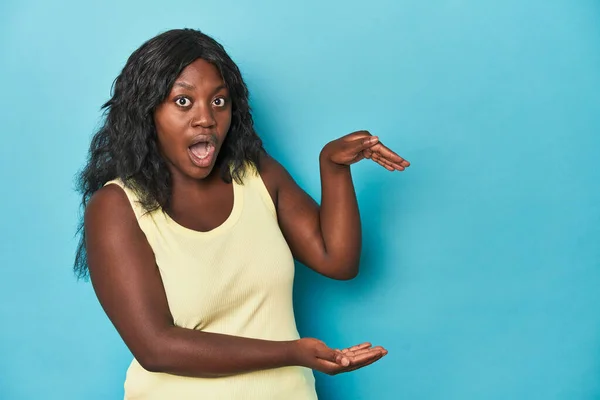 Jonge Afro Amerikaanse Bochtige Vrouw Geschokt Verbaasd Met Een Kopieerruimte — Stockfoto