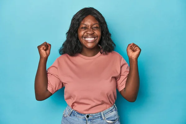 年轻的非洲裔美国卷曲女人庆祝胜利 激情和热情 快乐的表情 — 图库照片
