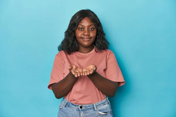 Jonge Afrikaanse Amerikaanse Curvy Vrouw Houden Iets Met Palmen Aanbieden — Stockfoto