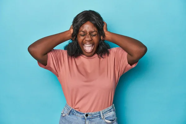 Mladý Africký Americký Curvy Žena Zakrývá Uši Rukama Snaží Neslyšet — Stock fotografie