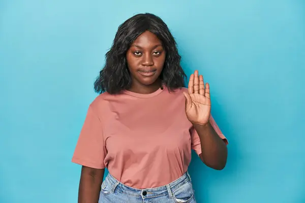 Молода Афроамериканська Пишна Жінка Посміхається Весела Показуючи Номер Ять Пальцями — стокове фото