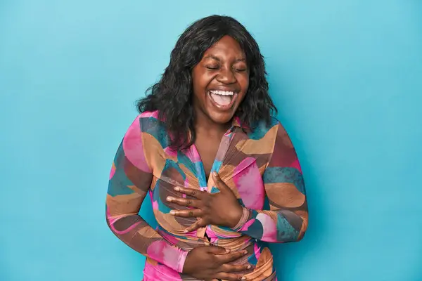 年轻的非洲美式卷曲女人开开心心地笑着 手握在肚子上也很开心 — 图库照片