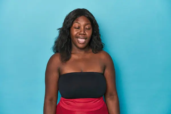 Jong Afrikaans Amerikaans Curvy Vrouw Grappig Vriendelijk Steken Uit Tong — Stockfoto
